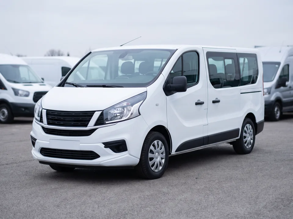 Biały bus pasażerski na placu przed wyjazdem